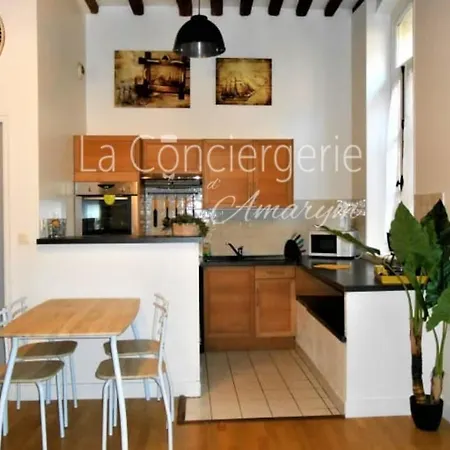 Studio Rue Pietonne De 200m Du Port Et De La Plage ! *
